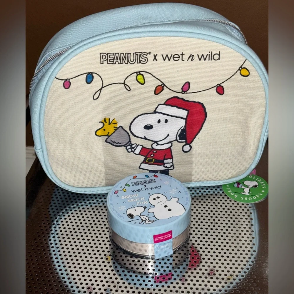 Wet n Wild x Peanuts limited edition Christmas cosmetic bag - Picture 2 of 5